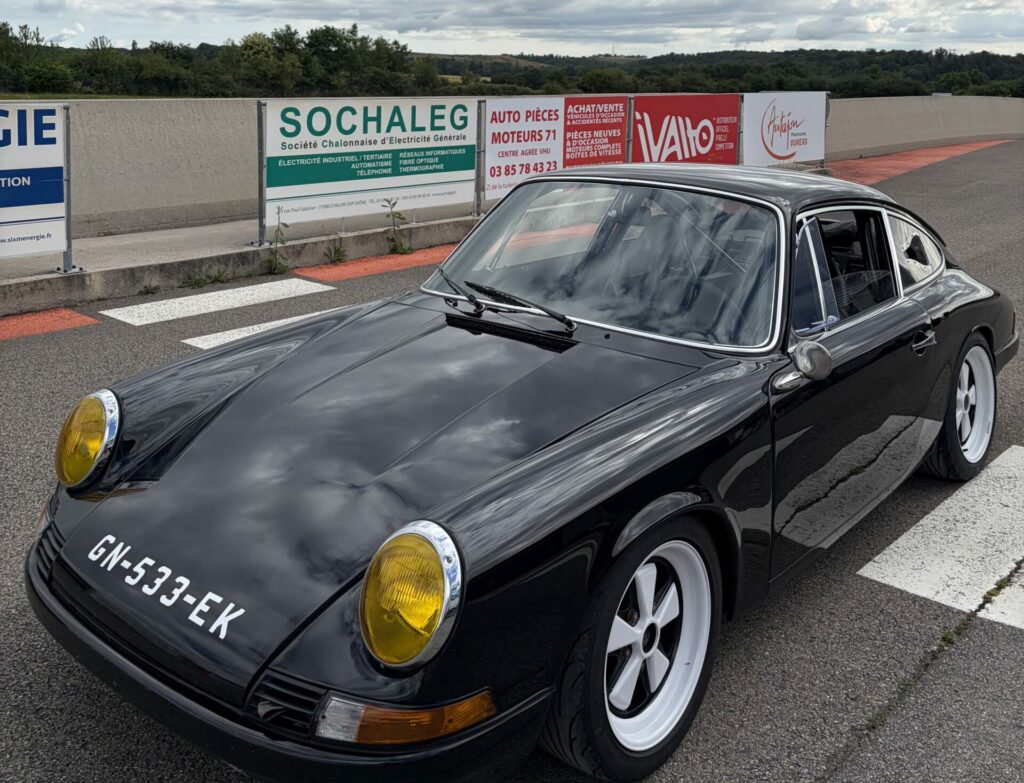 Porsche 911 de 1968 sur la piste Vaison Piste à Torcy lors du baptême de vitesse organisé par Vulcain Mag pour les équipes d'EA Papyrus.