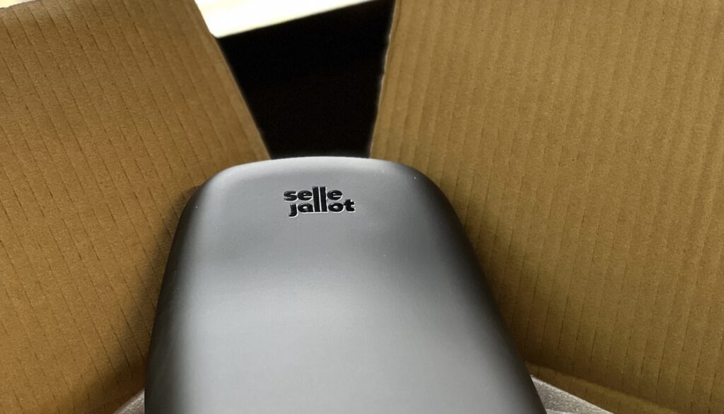 Selle Jallot biplace noire dans son carton d'expédition préparé par EA Papyrus