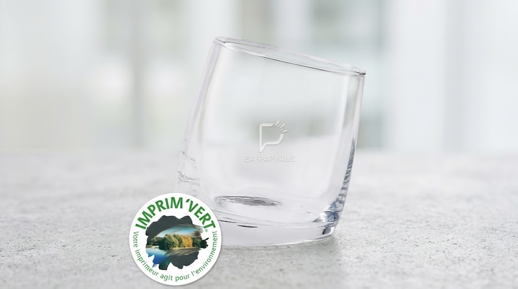 Verre réutilisable gravé EA Papyrus avec le label Imprim'Vert certifiant l'engagement écologique de l'entreprise